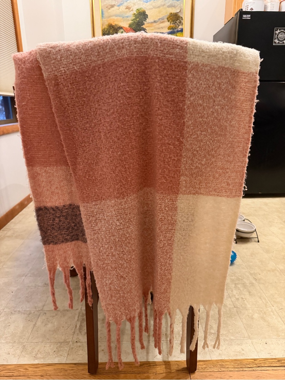 Cozy Pink & Cream Fringed Throw Blanket